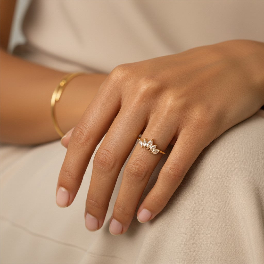 Bague Gabriela en acier inoxydable portée au doigt - design minimaliste et élégant 