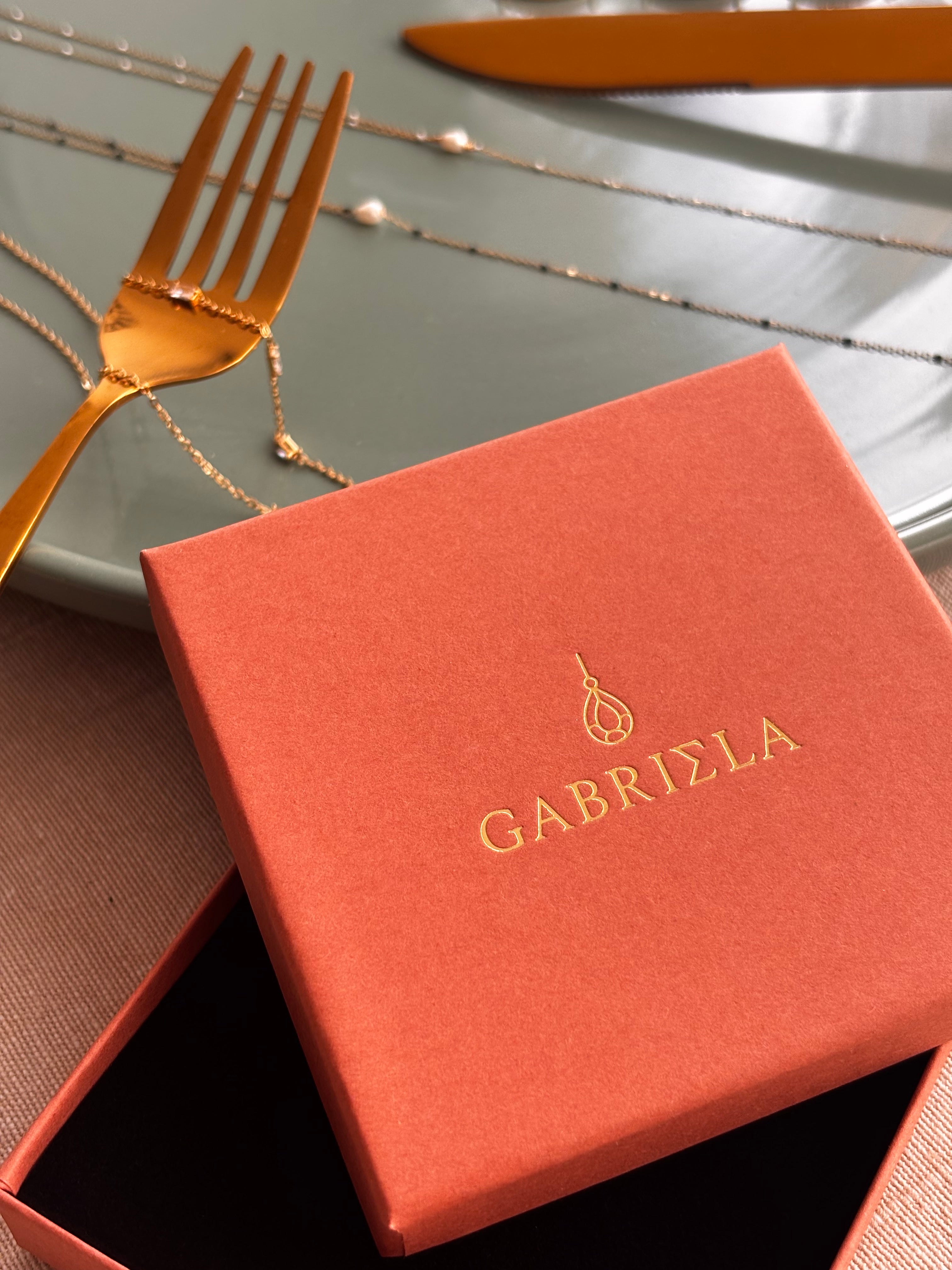 Bracelets dorés GABRIΣLA sur poignet – photo lifestyle