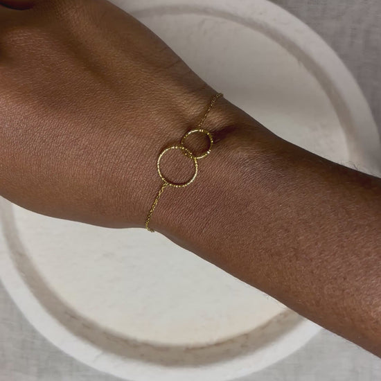 Bracelet doré en acier inoxydable porté au poignet – Gabriela