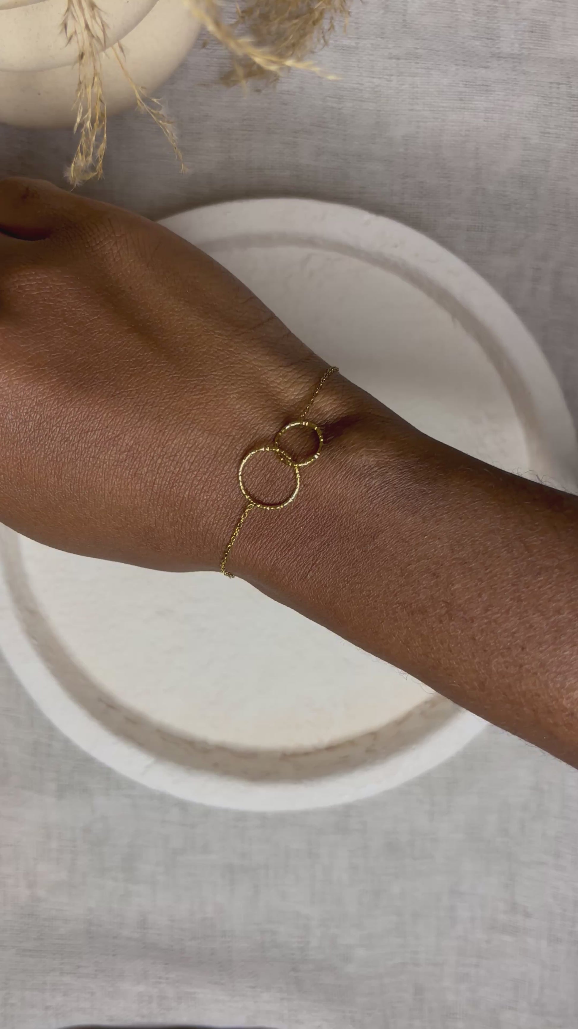 Bracelet doré en acier inoxydable porté au poignet – Gabriela