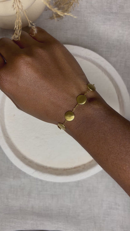 Bracelet doré en acier inoxydable porté au poignet – Gabriela