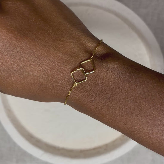 Bracelet doré en acier inoxydable porté au poignet |GABRIΣLA