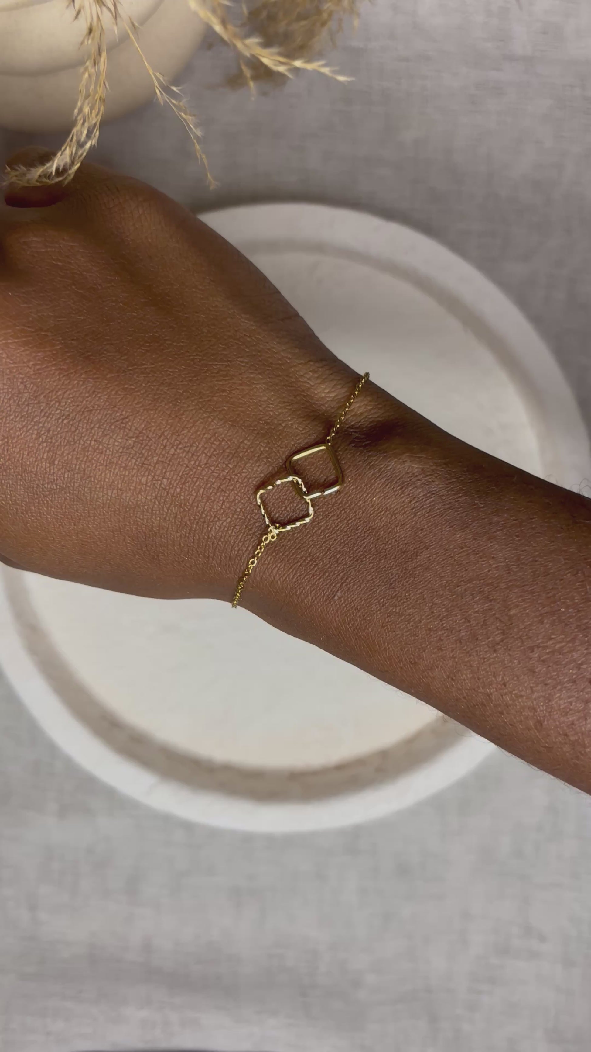 Bracelet doré en acier inoxydable porté au poignet |GABRIΣLA